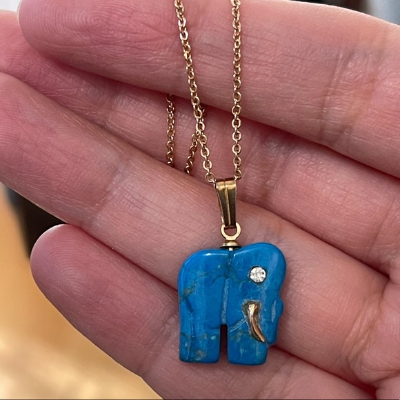 Hand-carved Howlite turquoise elephant gold tone pendant and chain - Picture 4 of 5